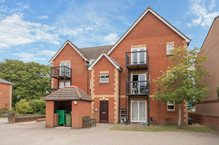 2 Bedroom Flat For Sale In York Road, Netley Abbey, Hampshire, SO31