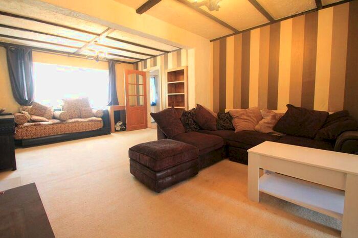 4 Bedroom Detached House To Rent In Chestnut Avenue, Slough, SL3