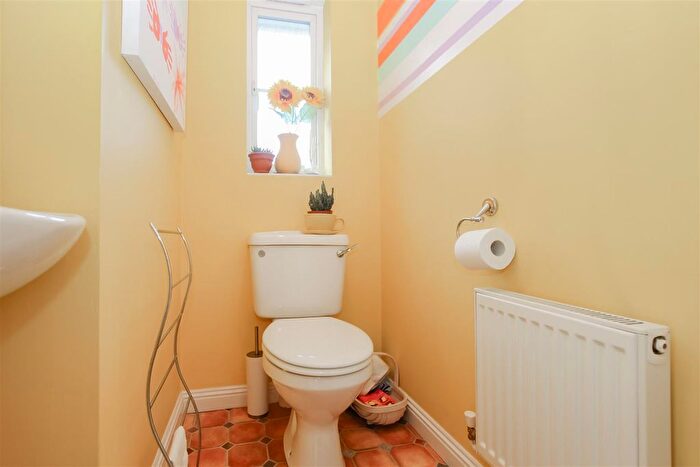 3 Bedroom End Of Terrace House For Sale In Bascombe Grove, Braeburn Park, Crayford, DA1