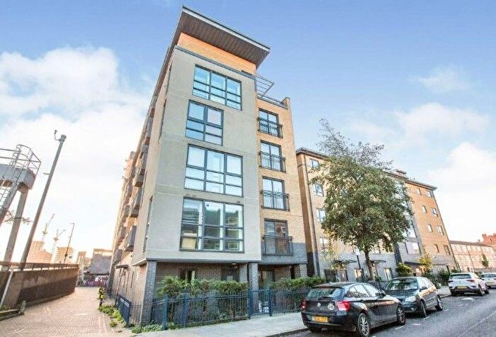 1 Bedroom Flat To Rent In Wealden House, Capulet Square, Bromley By Bow, E3