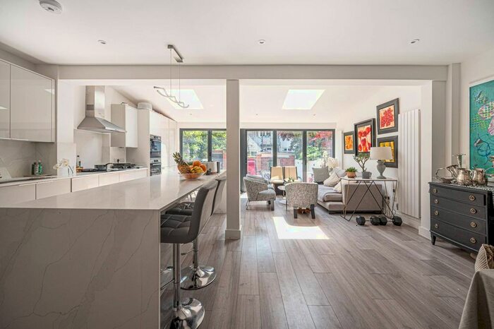 4 Bedroom Property To Rent In Alyth Gardens, Golders Green, London, NW11