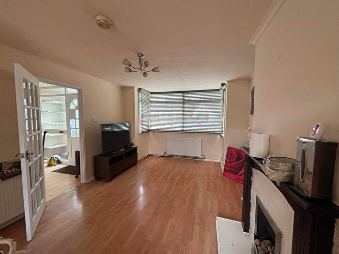 4 Bedroom Semi-Detached House To Rent In Ilford, IG5