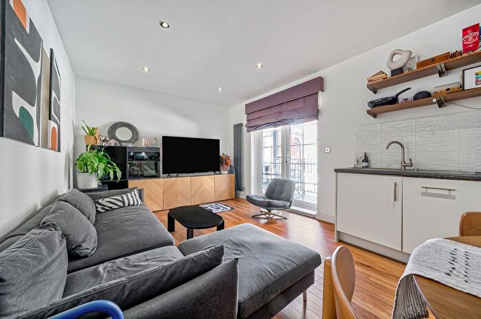 2 Bedroom Flat To Rent In Coppetts Road, London, N10