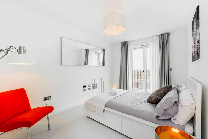 3 Bedroom Flat To Rent In Park View Mansions, Stratford, London, E20