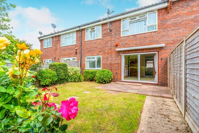 1 Bedroom Flat To Rent In Woodstock Close, Horsham, RH12