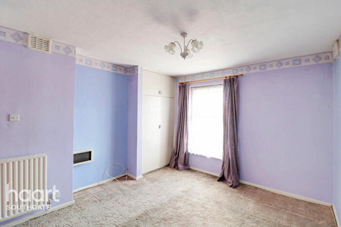 2 Bedroom Apartment For Sale In Baker Street, London, EN1