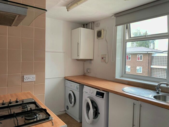 3 Bedroom Flat To Rent In Mill Place, Kingston Upon Thames, KT1