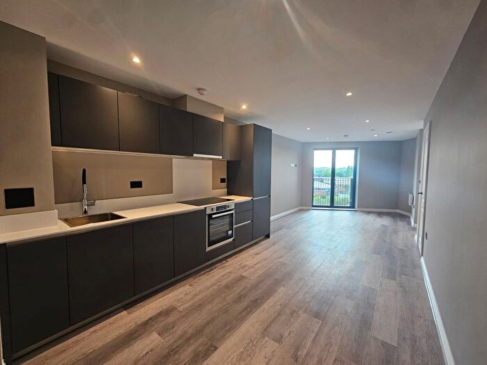 3 Bedroom Flat To Rent In Springwell Gardens, Whitehall Road, Leeds, LS12