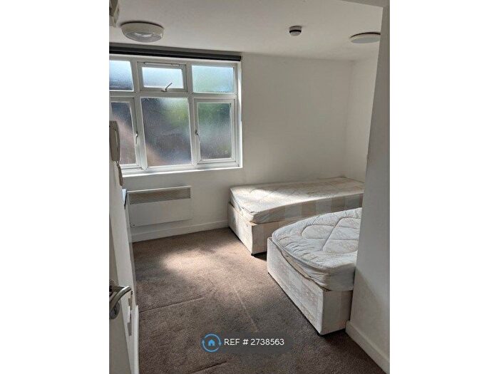 Studio To Rent In Hendon Way, London, NW2