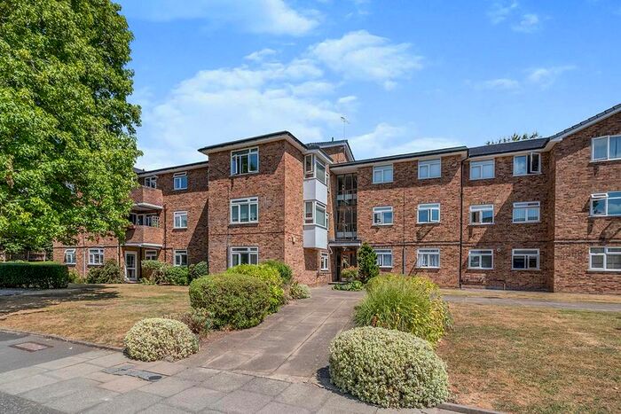 2 Bedroom Flat To Rent In Rannoch Court, Adelaide Road, Surbiton, KT6