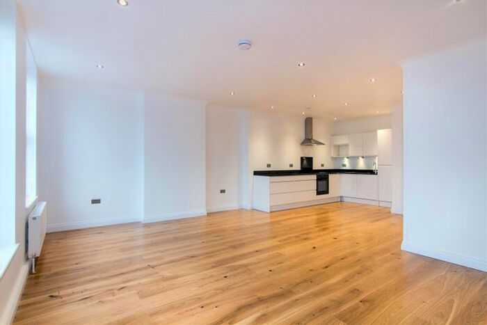 2 Bedroom Flat To Rent In The Broadway, London, SW19