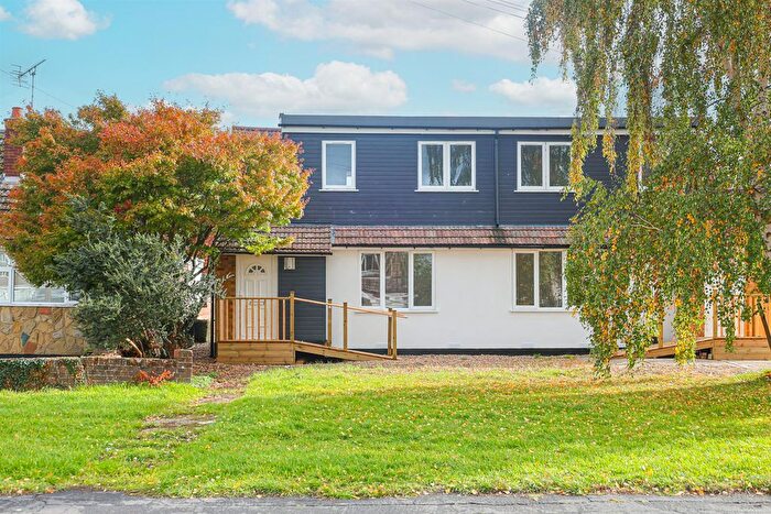 2 Bedroom Chalet For Sale In Kendal Close, Hullbridge, SS5