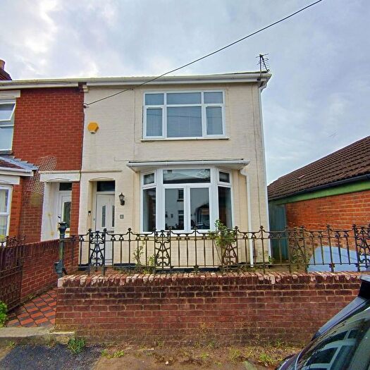 3 Bedroom Semi Detached House For Sale In Chamberlayne Road, Netley Abbey, Southampton, SO31