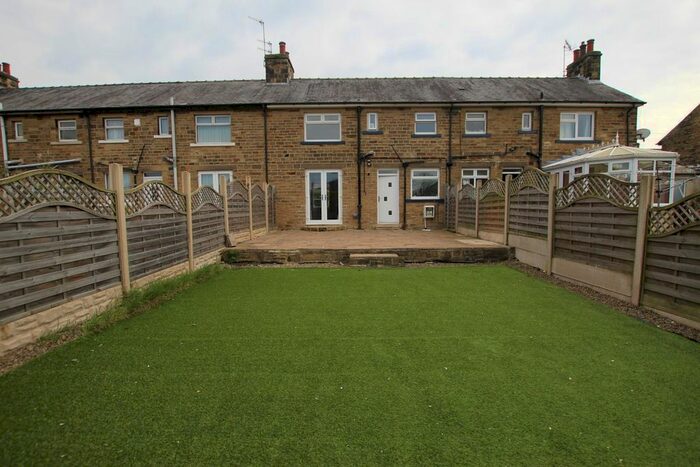 3 Bedroom Town House To Rent In The Drive, Bingley, BD16