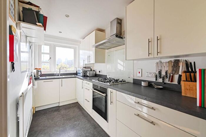2 Bedroom Flat For Sale In Reeves Road, Bow, London, E3