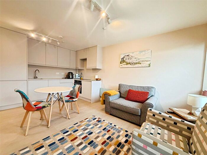 1 Bedroom Apartment For Sale In High Street, Crowthorne, Berkshire, RG45