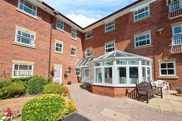 2 Bedroom Flat To Rent In Rowan Court, WR9