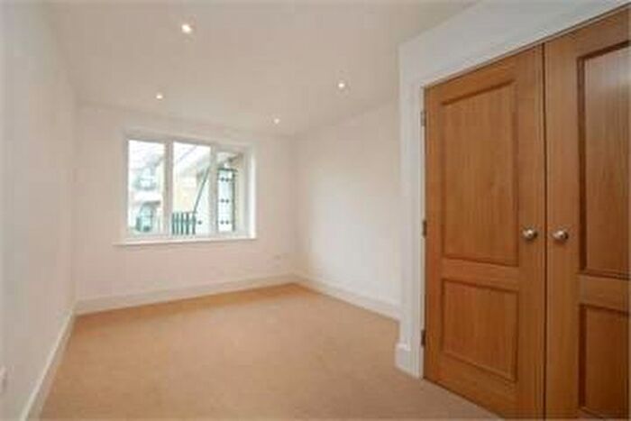 3 Bedroom Flat To Rent In - Kew Bridge Road, Brentford, Greater London, TW8