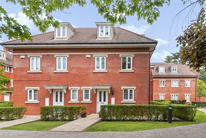 2 Bedroom Flat To Rent In Woking, Surrey, GU22