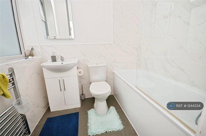 3 Bedroom Flat To Rent In Gatehouse Way, Aylesbury, HP19