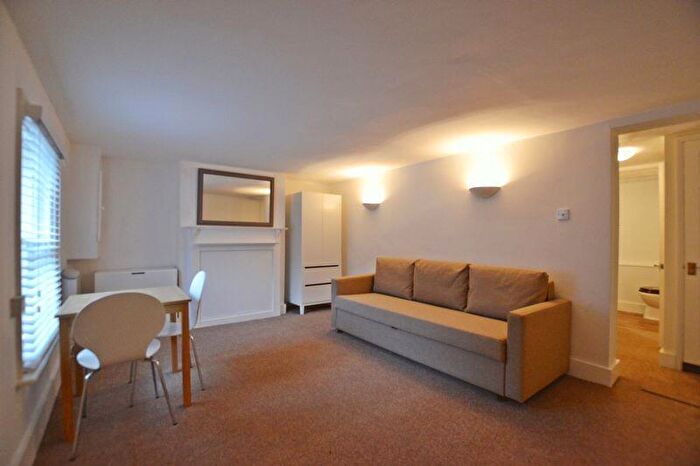 Flat To Rent In Portsmouth Road, Thames Ditton, KT7