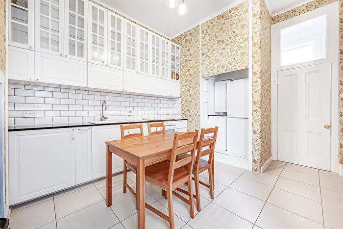 3 Bedroom Flat To Rent In Fulham Road, London, SW10