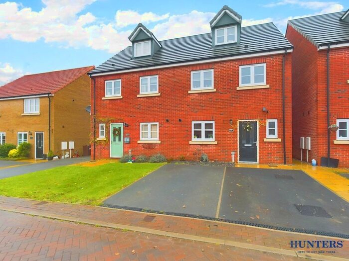 4 Bedroom Semi-Detached House For Sale In Chapman Drive, Market Weighton, YO43