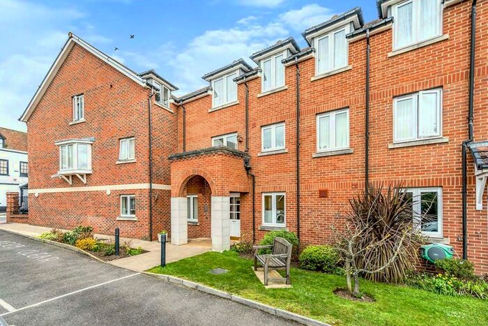 2 Bedroom Flat To Rent In High Street, Rainham, Kent, ME8