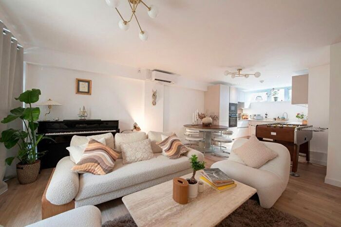 3 Bedroom Flat For Sale In Wenlock Road, Hackney, N1