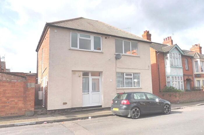 2 Bedroom Flat To Rent In Peel Road, Wolverton, Milton Keynes, MK12