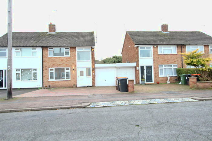 3 Bedroom Semi-Detached House To Rent In Walgrave Road - Dunstable, LU5