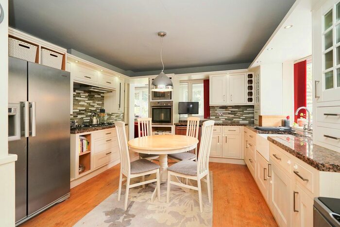 2 Bedroom Detached Bungalow To Rent In Abbeydale Road, Sheffield, S7