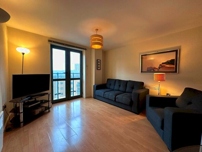 2 Bedroom Flat To Rent In City Walk, Leeds, West Yorkshire, Uk, LS11