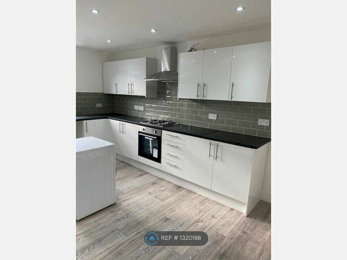 3 Bedroom Flat To Rent In Totteridge Lane, London N20