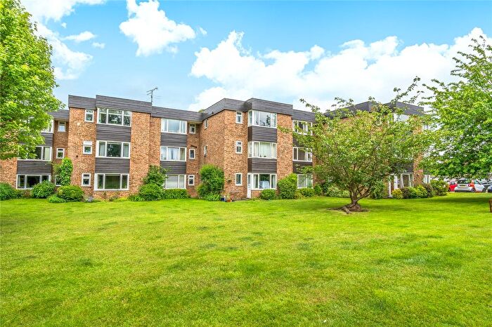 2 Bedroom Flat For Sale In Mount Felix, Walton-On-Thames, KT12