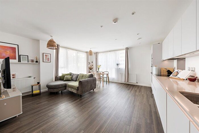 3 Bedroom Flat To Rent In Troubridge Square, Walthamstow, E17