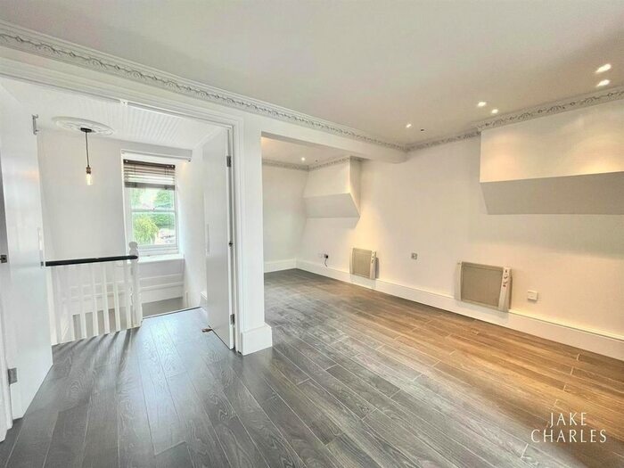 2 Bedroom Flat To Rent In High Road, London, N12
