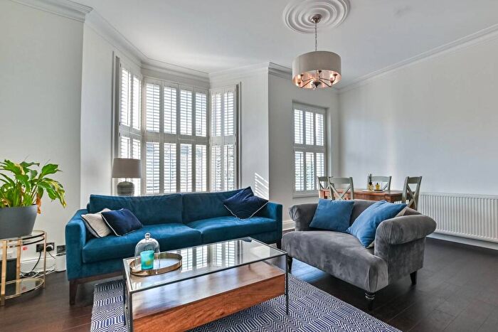 3 Bedroom Maisonette For Sale In Filey Avenue, Stoke Newington, London, N16