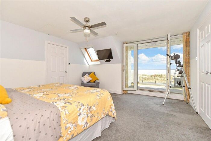 3 Bedroom Chalet For Sale In The Parade, Greatstone, Kent, TN28