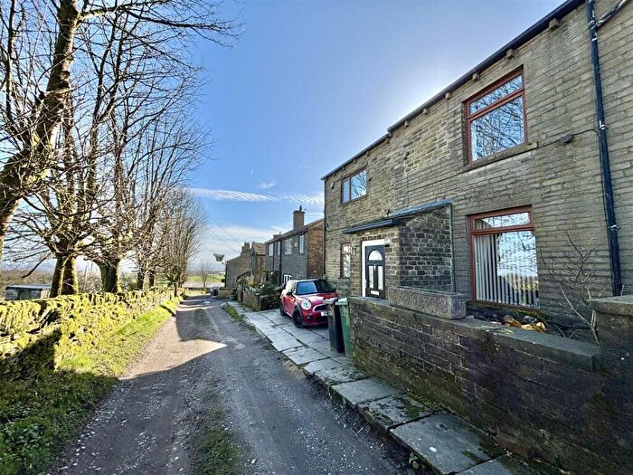 3 Bedroom Cottage For Sale In Littlemoor, Queensbury, Bradford, BD13