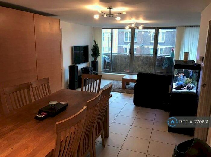 3 Bedroom Flat To Rent In Gateway House, London, SW12
