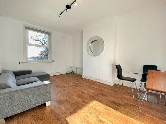 3 Bedroom Flat To Rent In Street Lane, Roundhay, Leeds LS8