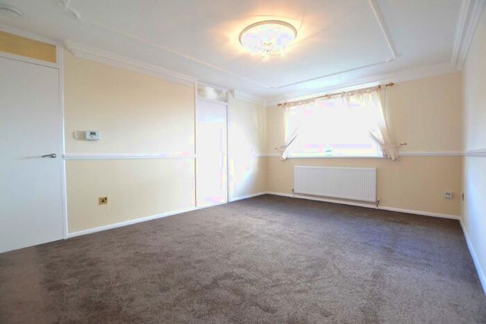 2 Bedroom Flat To Rent In Newton Avenue, London, N10