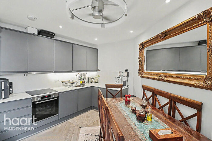 2 Bedroom Flat For Sale In Wellington Street, Slough, SL1