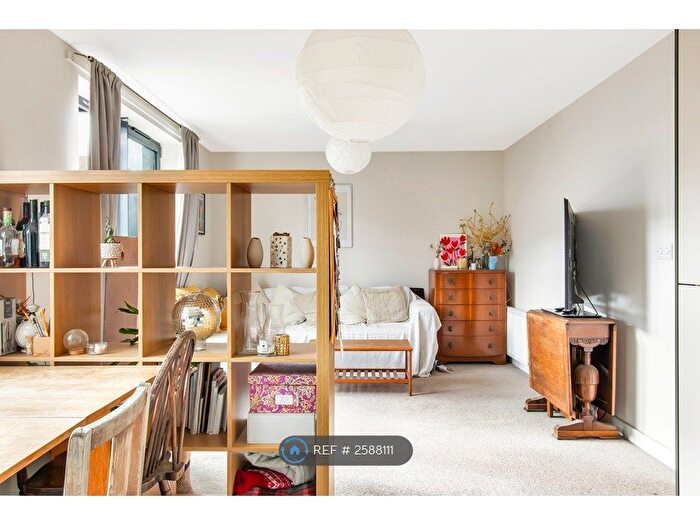 2 Bedroom Flat To Rent In Hollyfield, London, N4