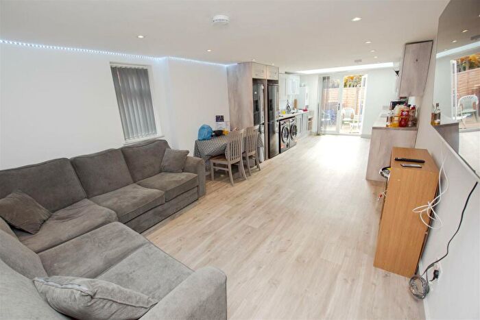 6 Bedroom House To Rent In Dawlish Road, Birmingham, B29