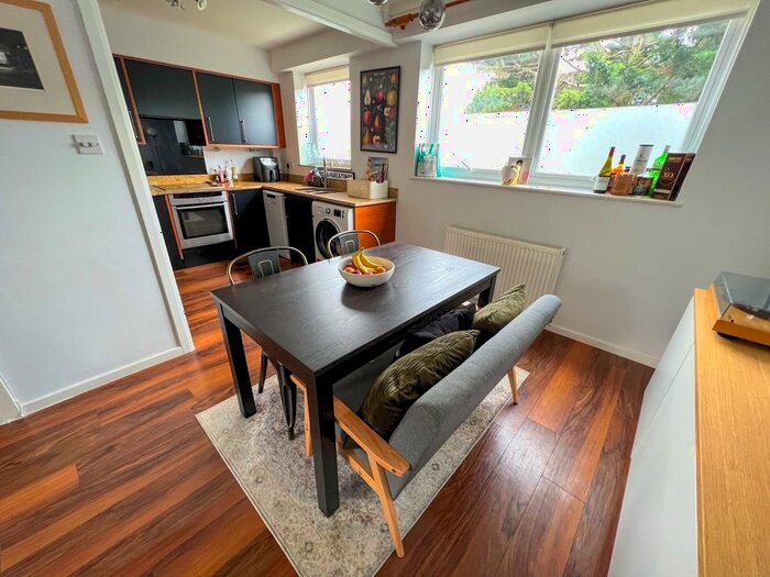 2 Bedroom For Sale In Mountwood, West Molesey, KT8