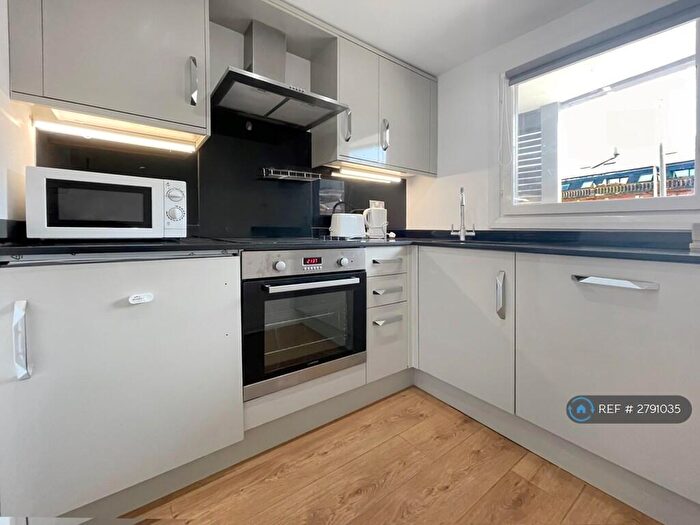 2 Bedroom Flat To Rent In North Crescent Apartments, Leeds, LS2