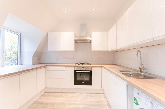 2 Bedroom Flat To Rent In Park Avenue, Willesden Green, London, NW2