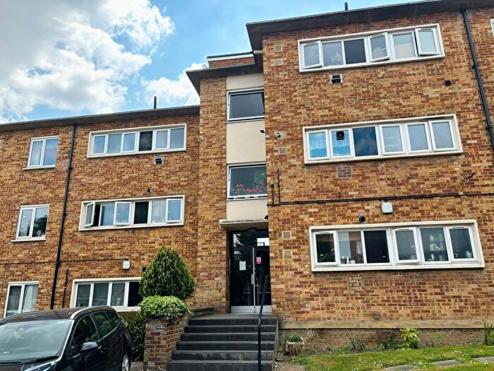 3 Bedroom Flat To Rent In Ashley Court, Ashley Court, Great North Way, London, NW4
